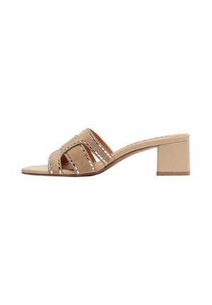 Sandalo mule beige con punta aperta, tacco a blocco e cinturino largo con dettagli traforati e cuciture argentate.
