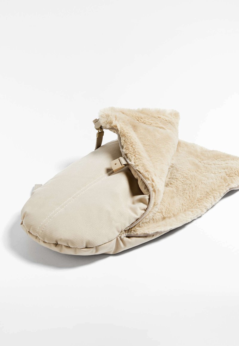 OYSHO Muffole - Immagine 2