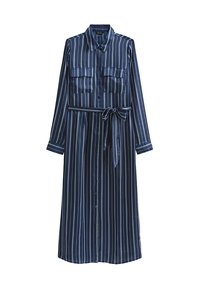 Granatowa sukienka koszulowa z długim rękawem, pionowe białe paski, zapinana na guziki z przodu, dwie kieszenie na piersiach i pas z dopasowanego materiału przewiązany w talii.