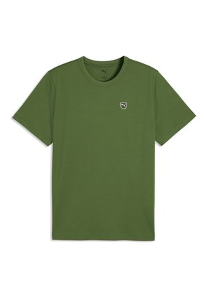 Effen olijfgroen T-shirt met korte mouwen en klein wit Puma-logo op de linkerborst, afgebeeld tegen een witte achtergrond.