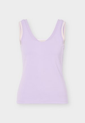 Lillakas varrukateta top ümara kaelusega ja helebeeži sisemise voodriga, esitatud lihtsal taustal.