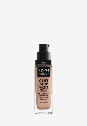 Przezroczysta szklana butelka z czarną pompką, oznaczona napisem "NYX Can't Stop Won't Stop Full Coverage Foundation" w czarnym i białym tekście. Płyn jest w kolorze beżowym.