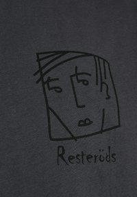 Mørkegrå stof med en simpel sort stregtegning af et ansigt med teksten "Resteröds" nedenunder, der understreger det minimalistische design.