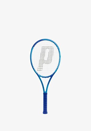 Raqueta de tenis azul con un logo negro "P" en la cama de cuerdas blanca y un mango de agarre azul.