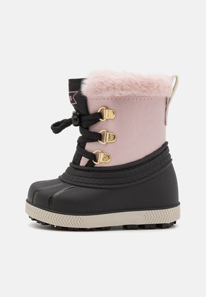 Botte d'hiver pour tout-petit rose et noire avec col en fausse fourrure, lacets noirs avec crochets dorés, et semelle texturée beige.