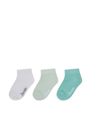 Drei Paar Knöchelsocken in Weiß, Hellgrün und Minzgrün. Hergestellt aus strukturiertem Stoff mit Logos nahe der Bündchen in kontrastierenden Farben.