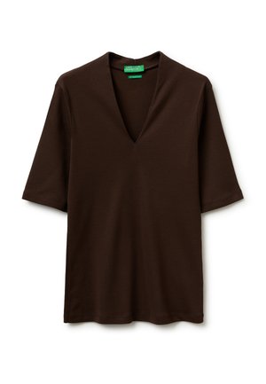 Donkerbruine korte mouwen blouse met diepe V-hals, eenvoudig ontwerp en een groen label aan de binnenkant van de halslijn.