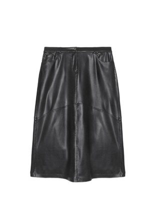 Jupe en cuir noir avec un design mi-genou, comportant des poches avant, des détails de couture et une texture lisse. Fermeture éclair à la taille.