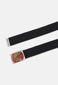 Cinto trançado preto com uma fivela retangular prateada, apresentando o logótipo "SANTA CRUZ" em vermelho e amarelo. Superfície texturizada no cinto.