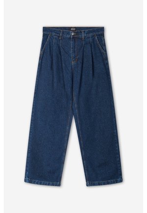 Pantalones vaqueros de pierna ancha en azul oscuro, con cintura alta, pliegues, cinco bolsillos y detalles de costura. Textura suave con un acabado limpio.