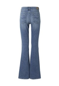 Jean flare en denim bleu montré de dos avec deux poches arrière et un patch en cuir de marque sur la ceinture.