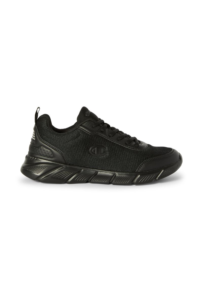 Zapatillas deportivas negras con una parte superior de malla transpirable, detalles texturizados y una suela acolchada con un patrón de tracción distintivo.