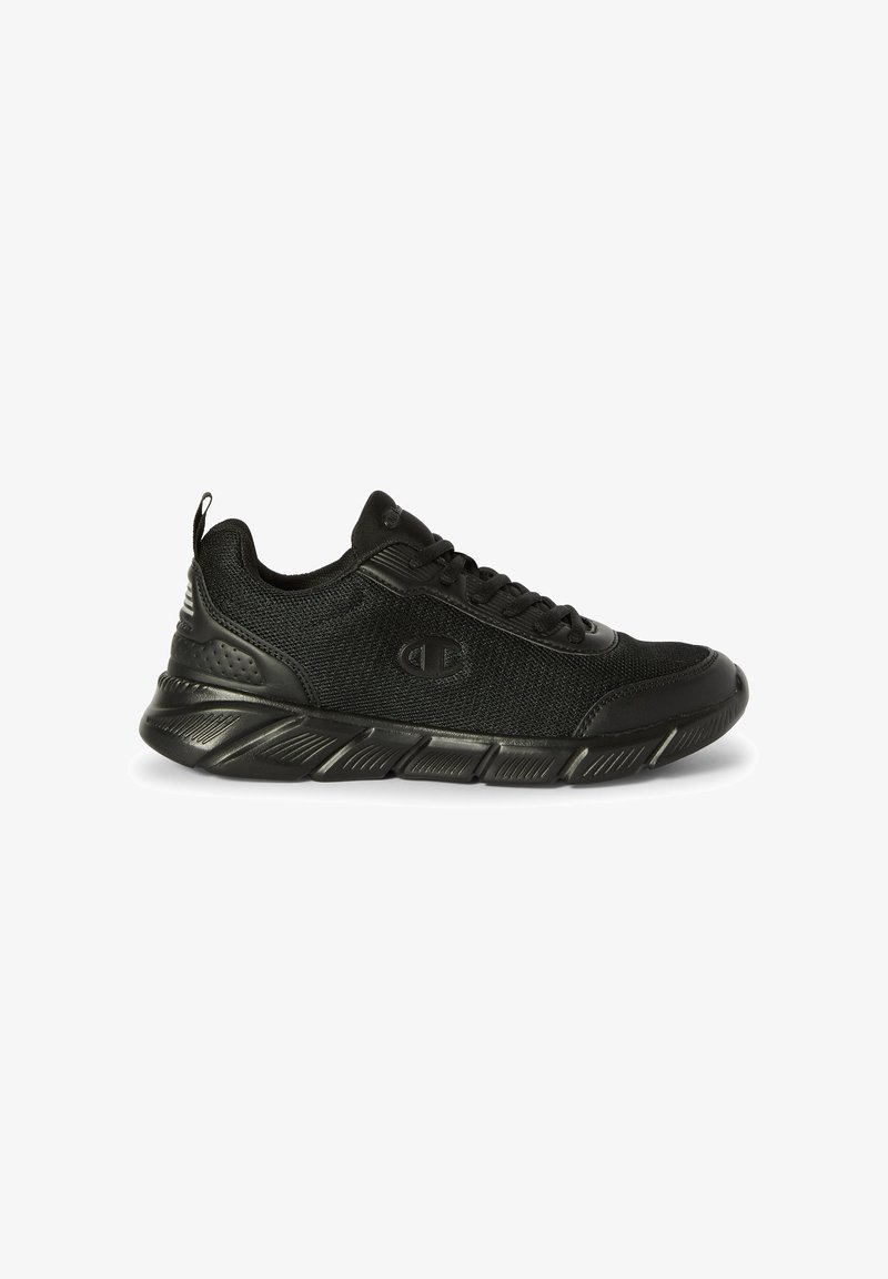 Zapatillas deportivas negras con una parte superior de malla transpirable, detalles texturizados y una suela acolchada con un patrón de tracción distintivo.