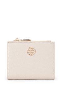 Portafoglio in pelle beige con finitura testurizzata, caratterizzato da un logo tono oro al centro e una chiusura con zip nella parte superiore.
