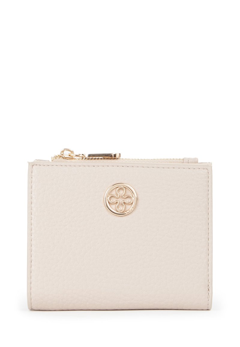 Portafoglio in pelle beige con finitura testurizzata, caratterizzato da un logo tono oro al centro e una chiusura con zip nella parte superiore.