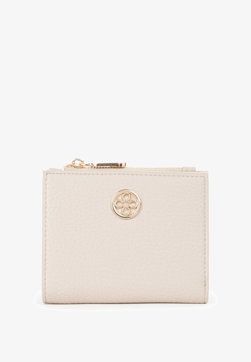 Portafoglio in pelle beige con finitura testurizzata, caratterizzato da un logo tono oro al centro e una chiusura con zip nella parte superiore.