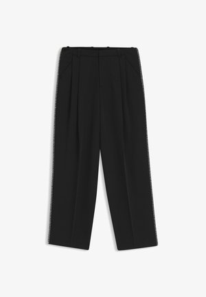 Pantaloni neri su misura con pieghe, tasche laterali, passanti per cintura e gambe larghe e dritte su uno sfondo bianco.