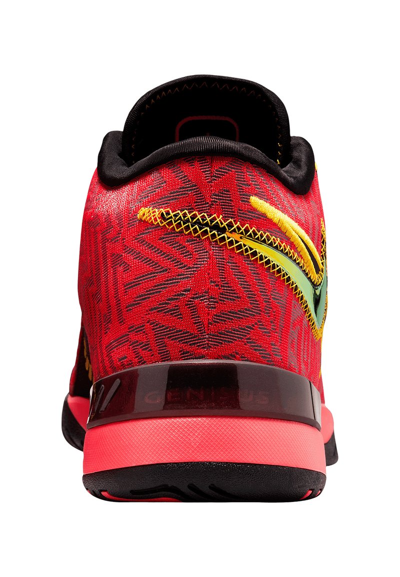 Chaussure de sport rouge avec une tige texturée et des motifs géométriques, des accents noirs, et un swoosh vert et jaune sur le côté.