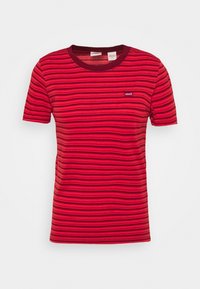 Camiseta a rayas rojas de algodón, con mangas cortas, cuello redondo y un pequeño logo de "Levi's" en el lado izquierdo del pecho.