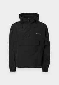 Μαύρο αθλητικό μπουφάν με κουκούλα, μισό φερμουάρ, ρυθμιζόμενη κουκούλα με κορδόνι, τσέπη με καπάκι στο μπροστινό μέρος και λογότυπο Karl Lagerfeld στο στήθος.