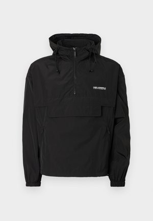 Fekete kapucnis széldzseki félig cipzárral, húzózsinóros kapucnival, elülső zsebfedővel és Karl Lagerfeld logóval a mellkason.