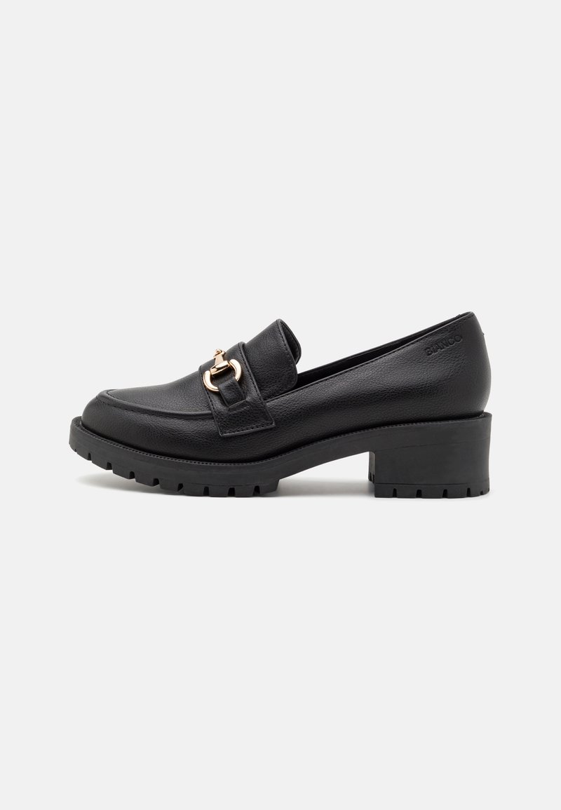 Mocassin en cuir noir avec talon épais, détail en métal doré sur le dessus, semelle texturée, et "BIANCO" embossé près du talon.