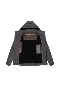 Grå puffjacka med huva, med orange detaljer. Inuti finns svart foder, en ficka med dragkedja och en skötselinstruktion på vänster sida.