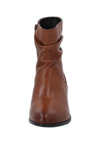 Botín de cuero marrón con un diseño deslizante, punta redondeada, interior negro y cierre lateral con cremallera. Textura suave y forma ajustada.