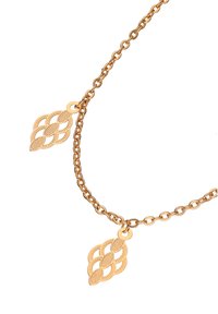 Arany színű nyaklánc, lánc designnal, két levelet formázó medállal, amelyek mindegyike bonyolult textúrákkal és mintákkal van részletezve.
