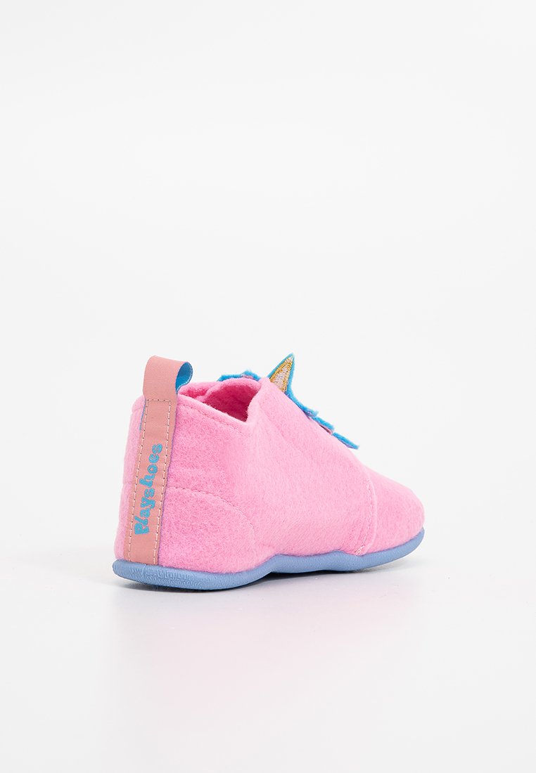 Rosa weiche Kleinkindschuhe mit blauer Sohle, blauen Schnürsenkeln und einem Einhornhorn-Detail, von der linken Rückseite betrachtet.
