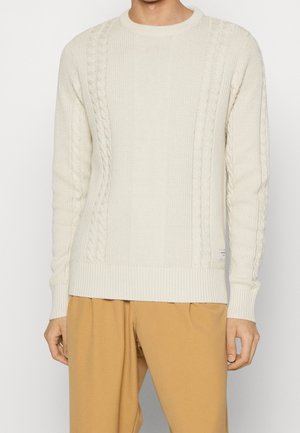 Cremfarbener Strickpullover mit strukturiertem Zopf-Muster, gerippten Bündchen und Saum, geradem Schnitt und Rundhalsausschnitt.