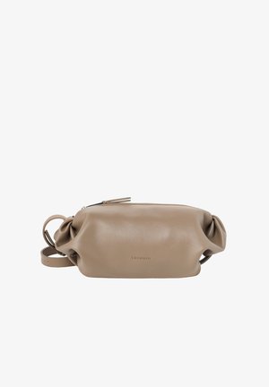 Taupe spalvos minkšta odinė rankinė su sugrupuotais galais, viršuje užtrauktuku ir reguliuojamu dirželiu, priekyje pažymėta „Tatuum“ ženklu.