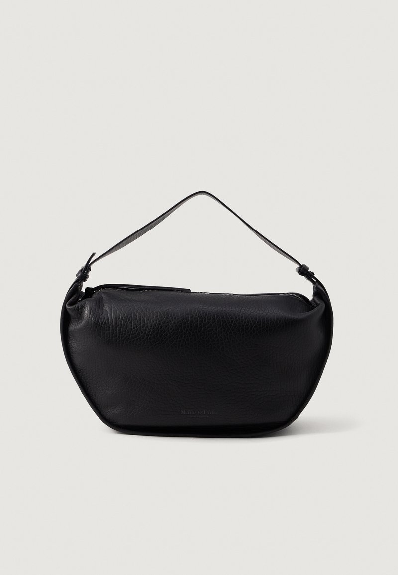 Sac à bandoulière en cuir noir texturé avec une sangle unique et une fermeture éclair sur le dessus, sur un fond clair uni.