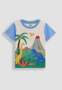 T-shirt kratkih rukava u krem boji, s grafikama šarenih dinosaura i vulkana, plavim rukavima i zelenim i narančastim detaljima. Pamuk.