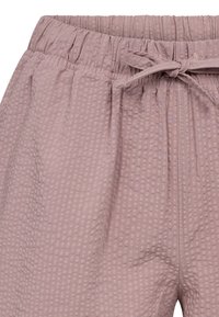 Lys mauve vævede shorts med elastisk talje, snøre og tekstureret mønster med hævede striber.