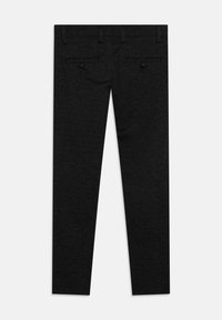 Pantaloni in cotone neri con una vestibilità slim, caratterizzati da una parte anteriore liscia e due tasche posteriori con chiusura a bottone. Texture liscia, senza motivi visibili.