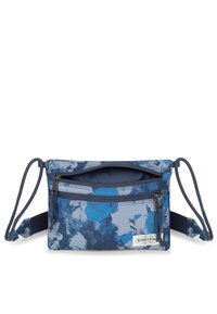 Sac à bandoulière bleu et gris en tissu avec un motif tie-dye. Comprend deux compartiments zippés et des sangles réglables.