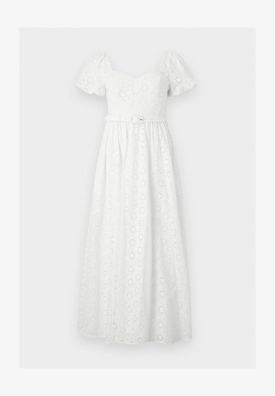 Λευκό μάξι φόρεμα από δαντέλα με τρύπες, φουσκωτά μανίκια, ντεκολτέ σε σχήμα καρδιάς και ζώνη από ίδιο ύφασμα στη μέση.