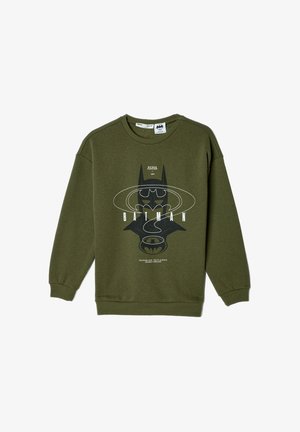 Sudadera verde oliva de algodón con mangas largas, que presenta una impresión gráfica de la cara y el logo de Batman en blanco y negro.