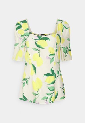 Top branco com decote quadrado, mangas curtas bufantes, e um padrão de limões e folhas em amarelo e verde com acentos florais roxos.