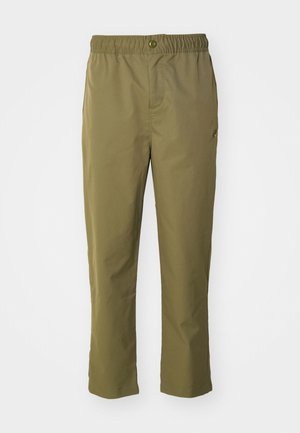 Olīvzaļa bikses ar elastīgu jostu, pogu aizdari un brīvu piegriezumu. Izgatavotas no viegla auduma, ar sānu kabatām.