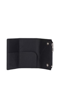 Zwarte leren portemonnee met een gladde textuur, een interne kaartsleuf, drukknoopsluiting en een ritscompartiment aan één kant.