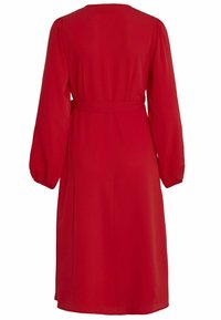 Červené šaty s dlhými puff rukávmi, priliehavým pásom a hladkým, splývavým materiálom. Dizajn má okrúhly výstrih a dĺžku po kolená.
