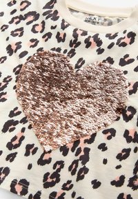 Next ANIMAL SEQUIN HEART REGULAR FIT - Tričko s potlačou - neutral