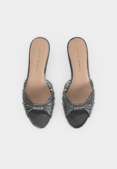 Ζευγάρι μαύρα σανδάλια slip-on με ανοιχτά δάχτυλα και σχεδιασμό στριφτού ιμάντα, ταμπά εσωτερικές σόλες και εκτυπωμένο το όνομα της μάρκας στο εσωτερικό.