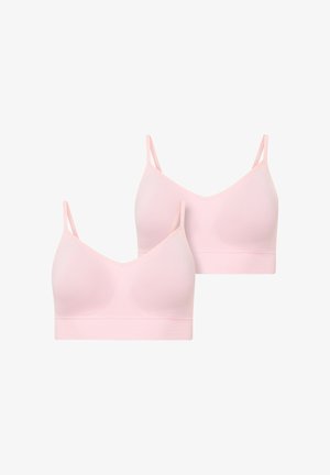 Twee lichtroze naadloze bralettes met dunne verstelbare bandjes, V-halslijn en brede banden onder de buste, afgebeeld op een witte achtergrond.