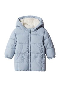 Světle modrá zateplená zimní bunda pro děti s předním zipem, dvěma kapsami na patentky, elastickými manžetami a kapucí podšitou bílým umělým kožíškem.