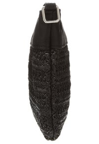 Borsa a tracolla nera intrecciata con corpo testurizzato, parte superiore in pelle e dettagli in metallo argentato. Forma affusolata con un design di chiusura elegante.