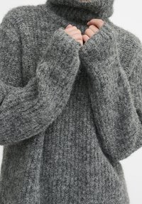 My Essential Wardrobe Sweter