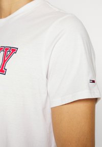 Tommy Jeans ESSENTIAL TEE - Marškinėliai su spaudiniu - white